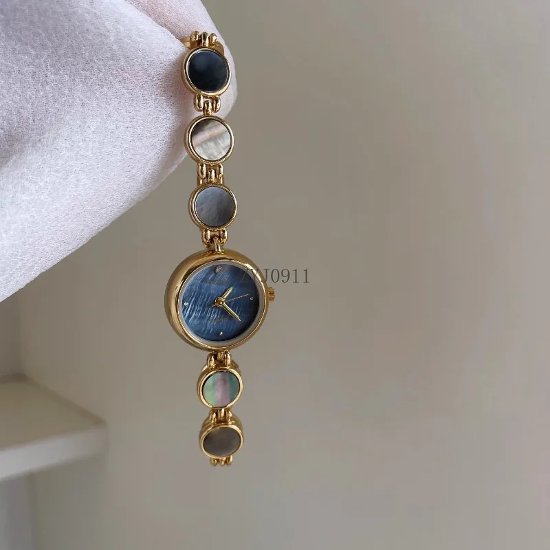 Simple Fritillary Small Disc Bracelet Watch Retro Quartz Ladies Exquisite Watch