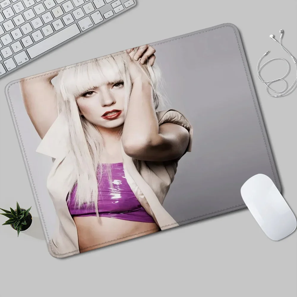 Lady Gaga Alas Mouse Komputer Alas Mouse Kecil Aksesori Gaming Karpet Kantor Aksesori Meja Lucu Alas Kantor Gamer Anime