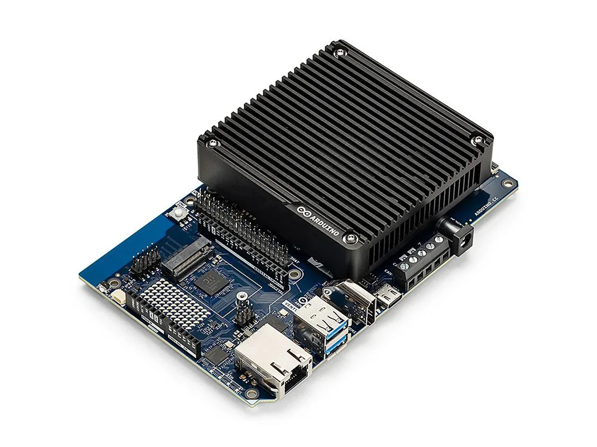 아두이노 VENTUNO Q Edge AI 컴퓨터: 퀄컴과 STM32를 기반으로 한 듀얼 브레인 아키텍처, 40 TOPS의 고성능, 산업 및 로봇 분야 확장 지원