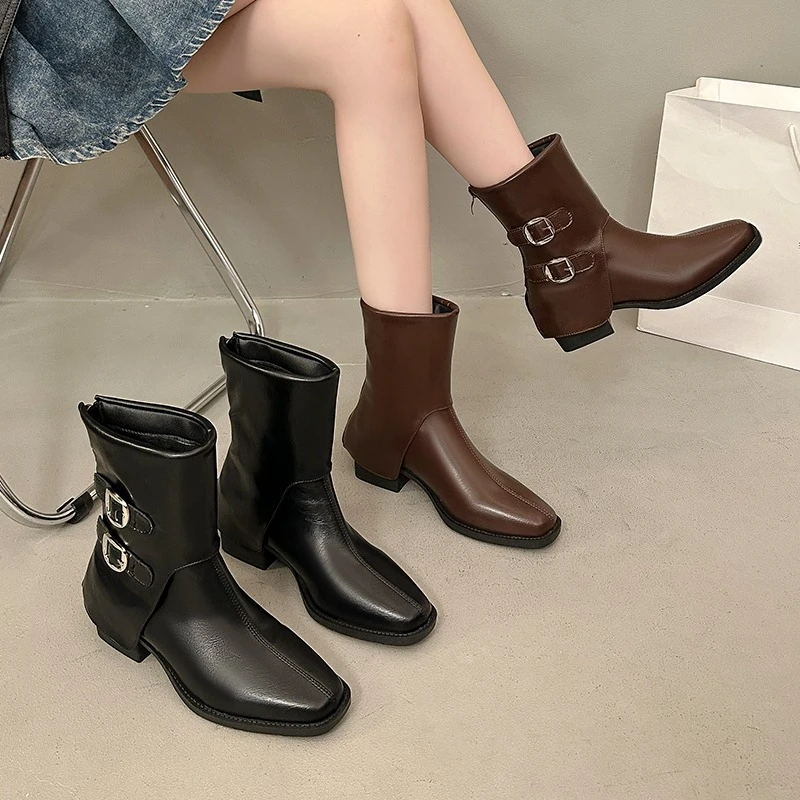 أحذية بمقدمة مربعة 2025 شتاء جديد بإبزيم حزام مقاوم للماء ومضاد للانزلاق ونعل ناعم أحذية كعب