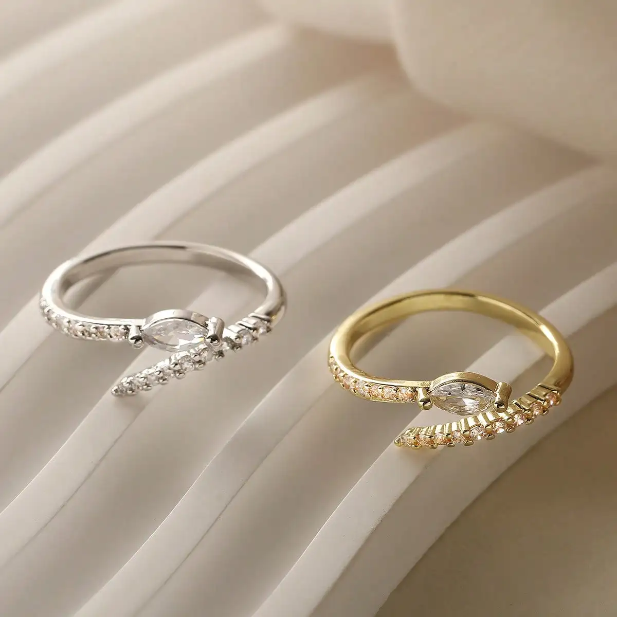 

Fashion Minimalist Golden/Silvery Teardrop Zirconia Ring, Niche Design Wrap Band, Women's Luxury Versatile Jewelry, Suitable As A Gift for Couples, Friends, Family Members. It Can Also Be Worn Daily or On Special Occasions.