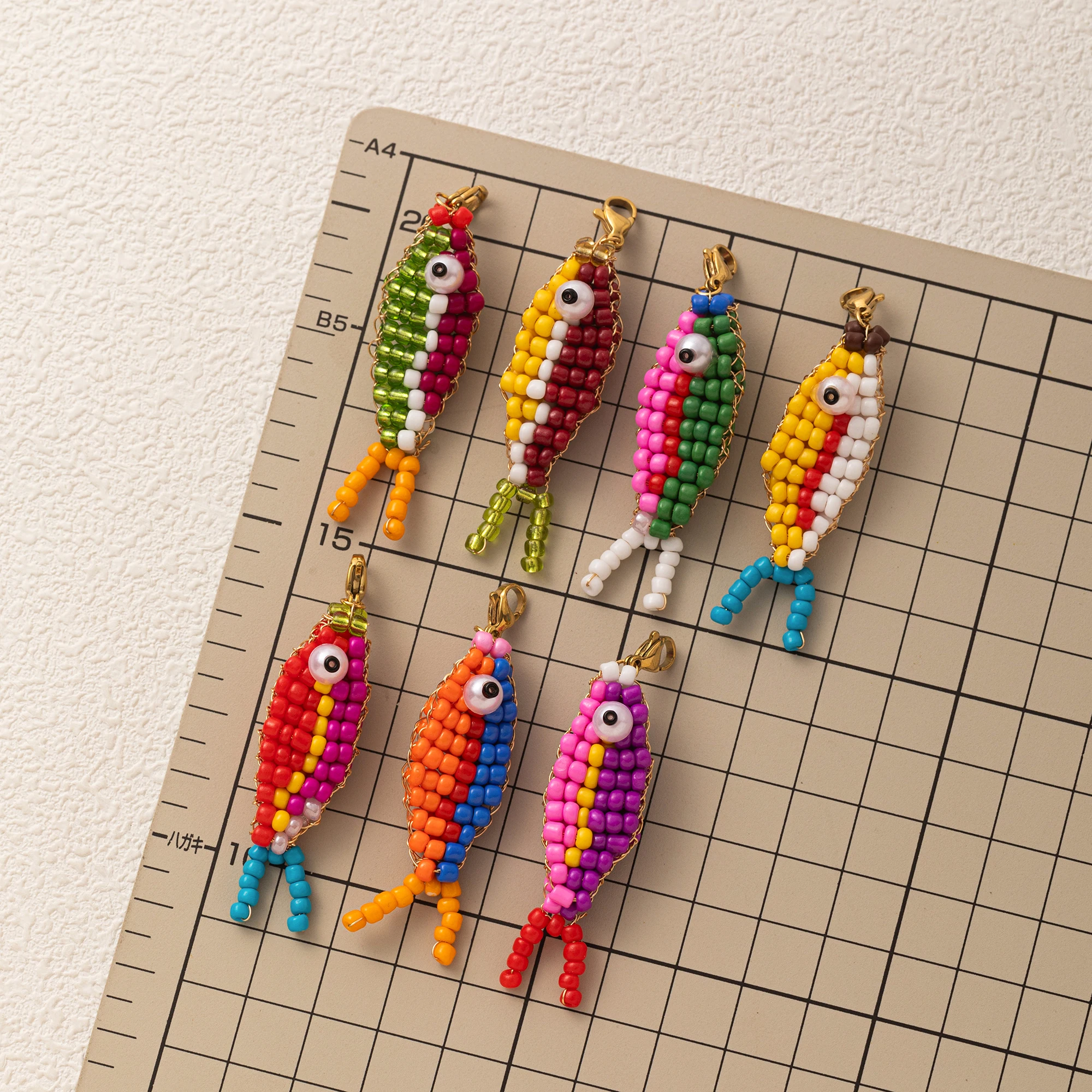 Venta caliente colorido cuenta pez colgante llavero DIY dopamina color accesorios colgante de dibujos animados