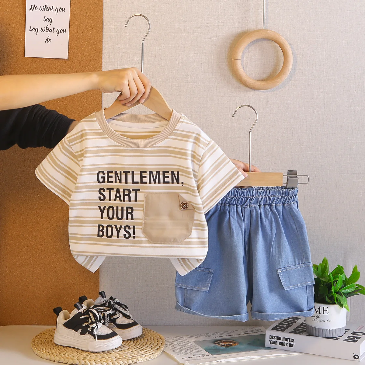 

Детская одежда для мальчиков: летний комплект 2026 года, новинка для малышей 6-9 месяцев, полосатый топ с буквенным принтом и карманом, шорты, комплект из двух предметов