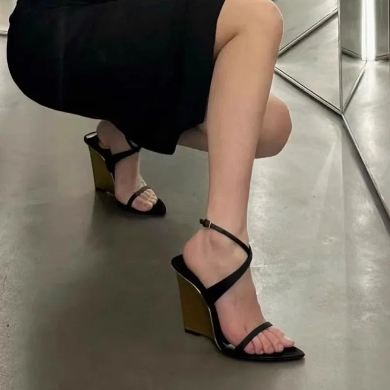 Золотые босоножки на танкетке, женские весенние босоножки на высоком каблуке для подиума, новинка 2023 года Золотые босоножки на танкетке, женские весенние босоножки на высоком каблуке для подиума, новинка 2023 года