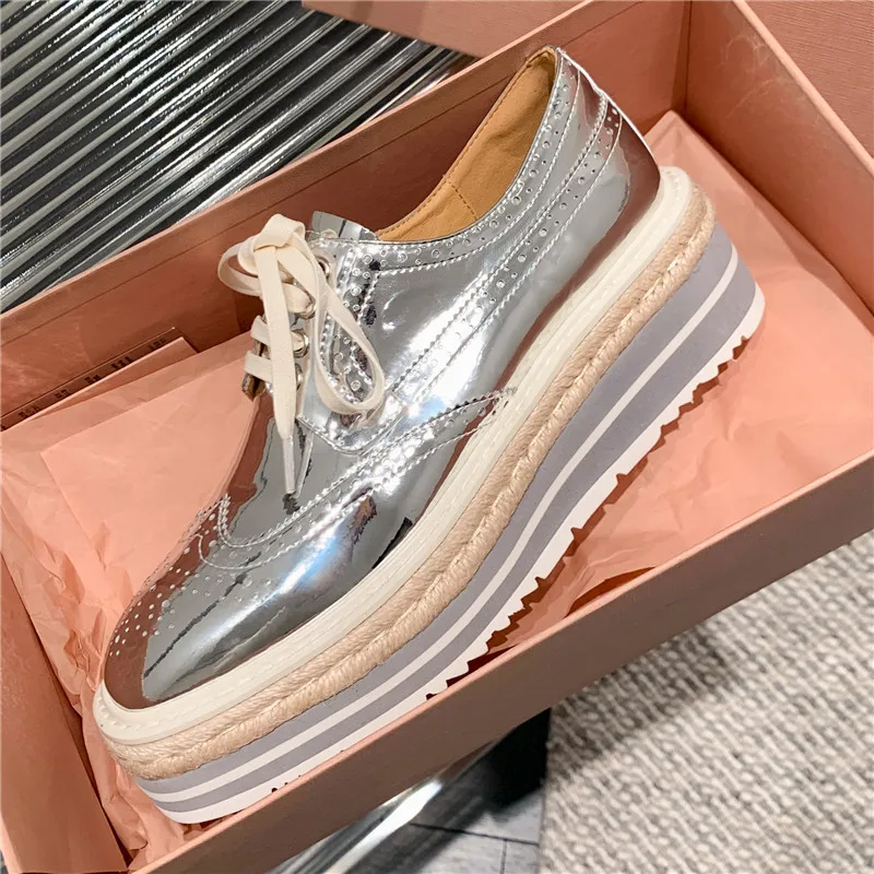 Scarpe piccole in pelle da donna intagliate Casual alla moda con punta tonda suola spessa colore metallico scarpe singole di qualità minimalista