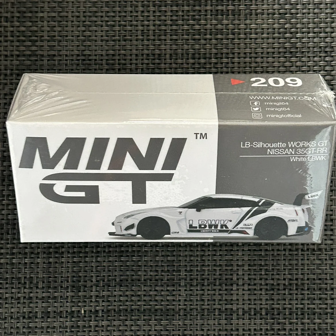 

TSM MINIGT 1/64 #209 LB-Sihouette Works GT Nissan 35GT-RR Ver2 White LBWK Die-cast alloy car model collection display gifts