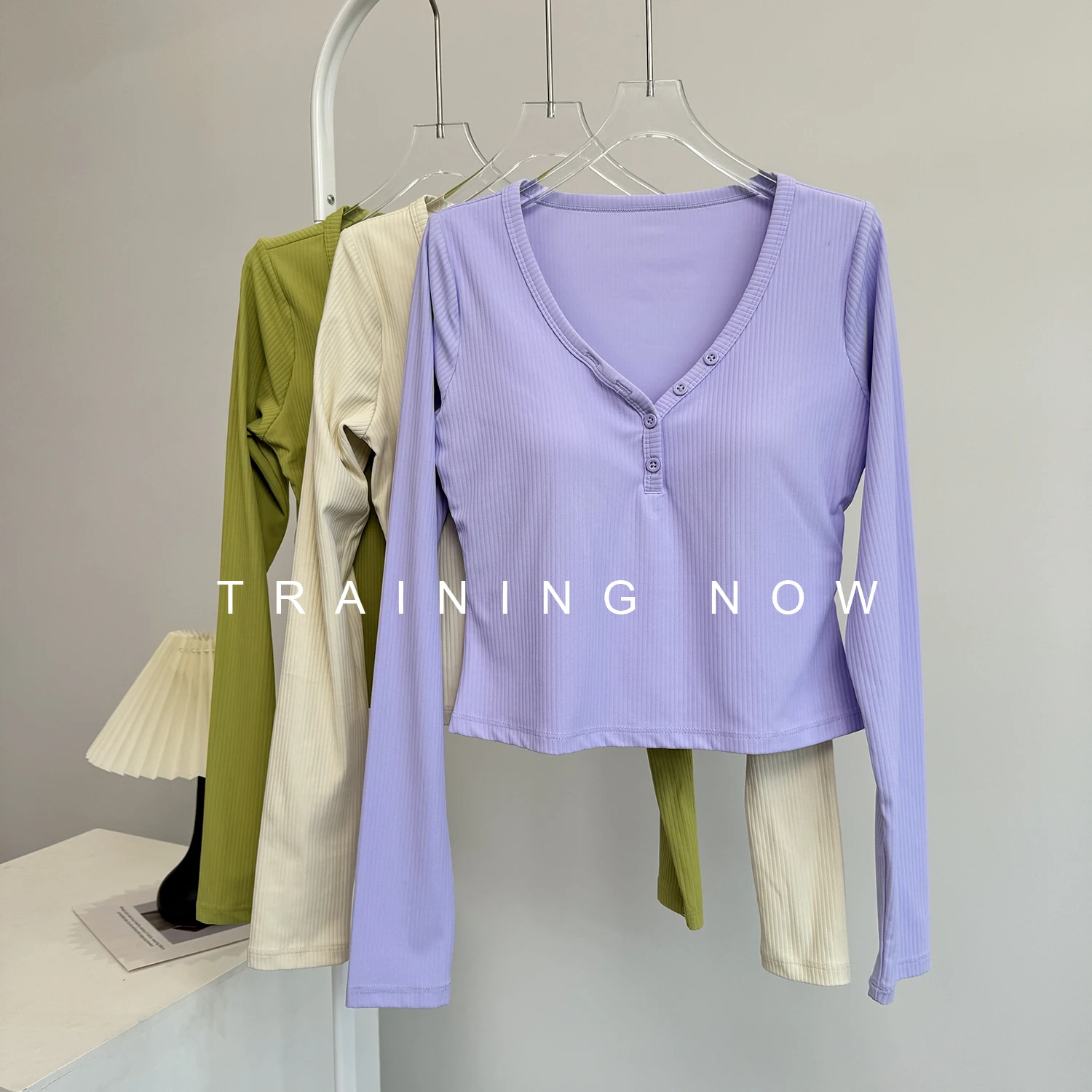 

Fashionable yoga training top for women with a padded bra, stylish and good-looking V-neck sports T-shirt,