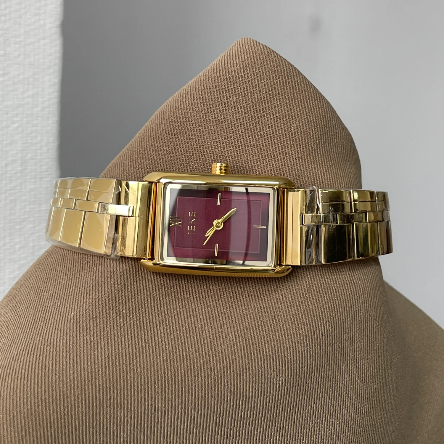 ساعة يد نسائية أنيقة، أرجواني قديم، قيمة عالية وأنيقة، ساعة يد نسائية أصلية جديدة تمامًا لعام 2026.