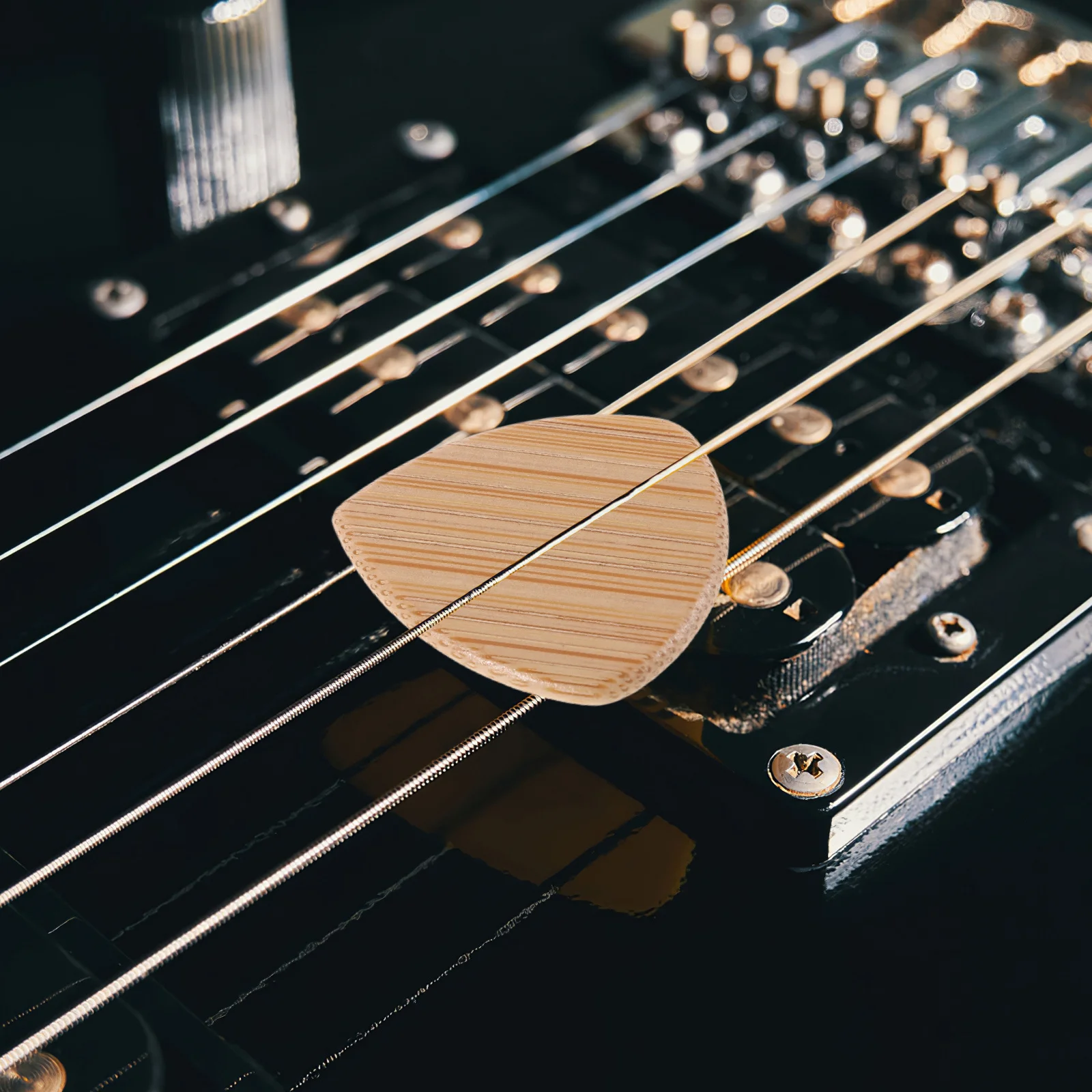 

7Pcs Wooden Guitar Picks Mixed Wood Acoustic Electric Stringed Instrument Plectrums Durable Smooth Grip Set Guitar Clip