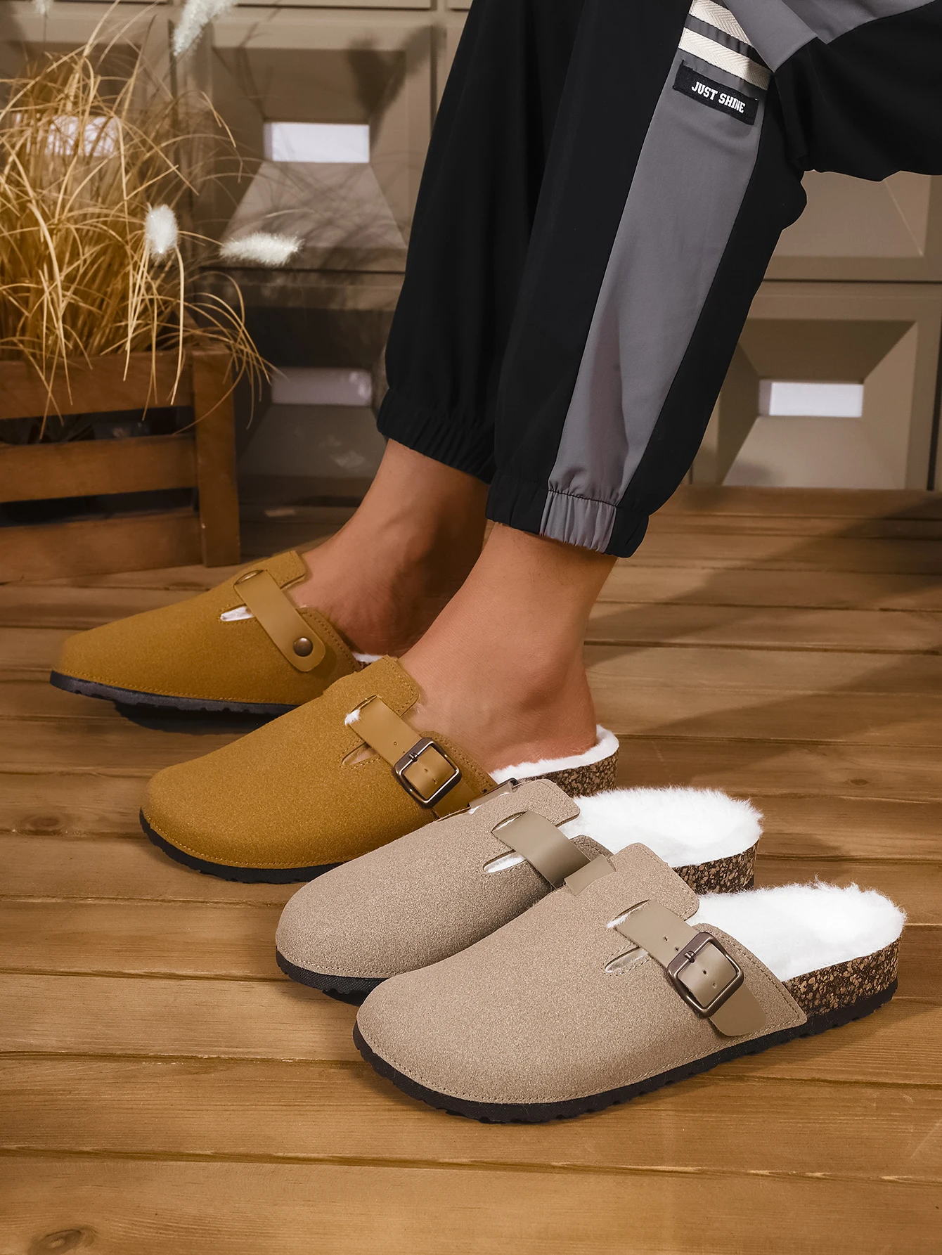 

Men's Mules New Autumn and Winter Retro Slip-On Casual Loafers Pu Upper Solid Color Fleece-Lined Warm Cork Pattern Closed-Toe Semi-Slip Flat Slippers with Adjustable Buckle