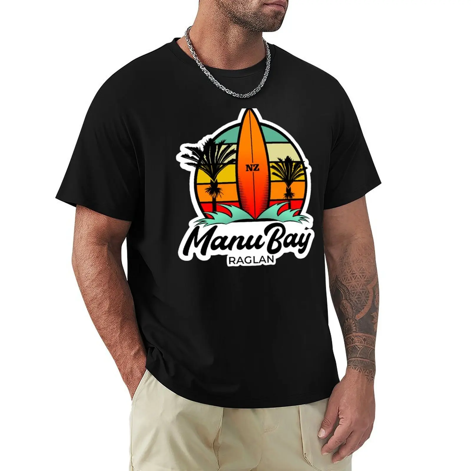 

Manu Bay, Raglan, Surf Design, New Zealand T-Shirt Basic Daily Outfit Short Sleeve Tee