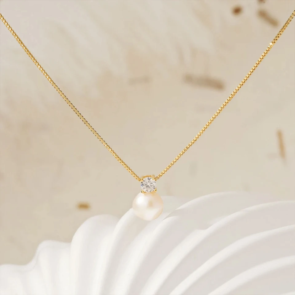 Hiraeva Leicht Luxuriöse & Minimalistische Perlen- und Zirkon-Halskette für Damen — Edelstahl-Schlüsselbein-Kette mit Anhänger-Schmuck – Detail 2