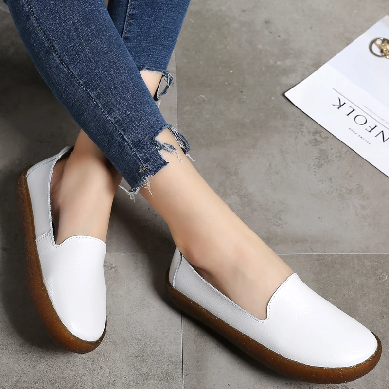 Spring and summer new flat leather bean shoes women fashion retro mom not tired feet deodorant non-slip loafers