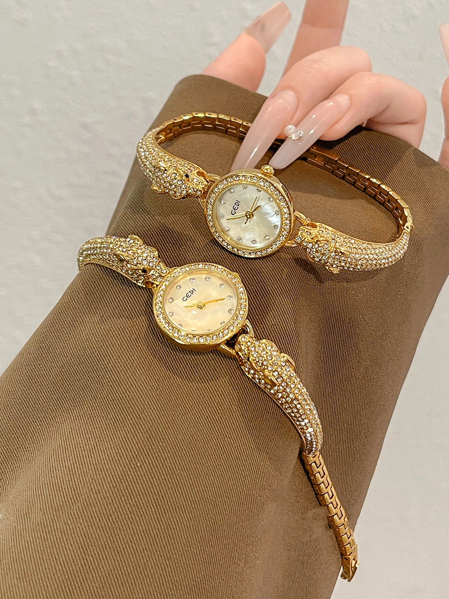 Retro Classic Luxury Watch for Women Diamond-Studded Bracelet Quartz Ladies Watch Dragon-Shaped Bracelet Ladies Wristwatch Gift
