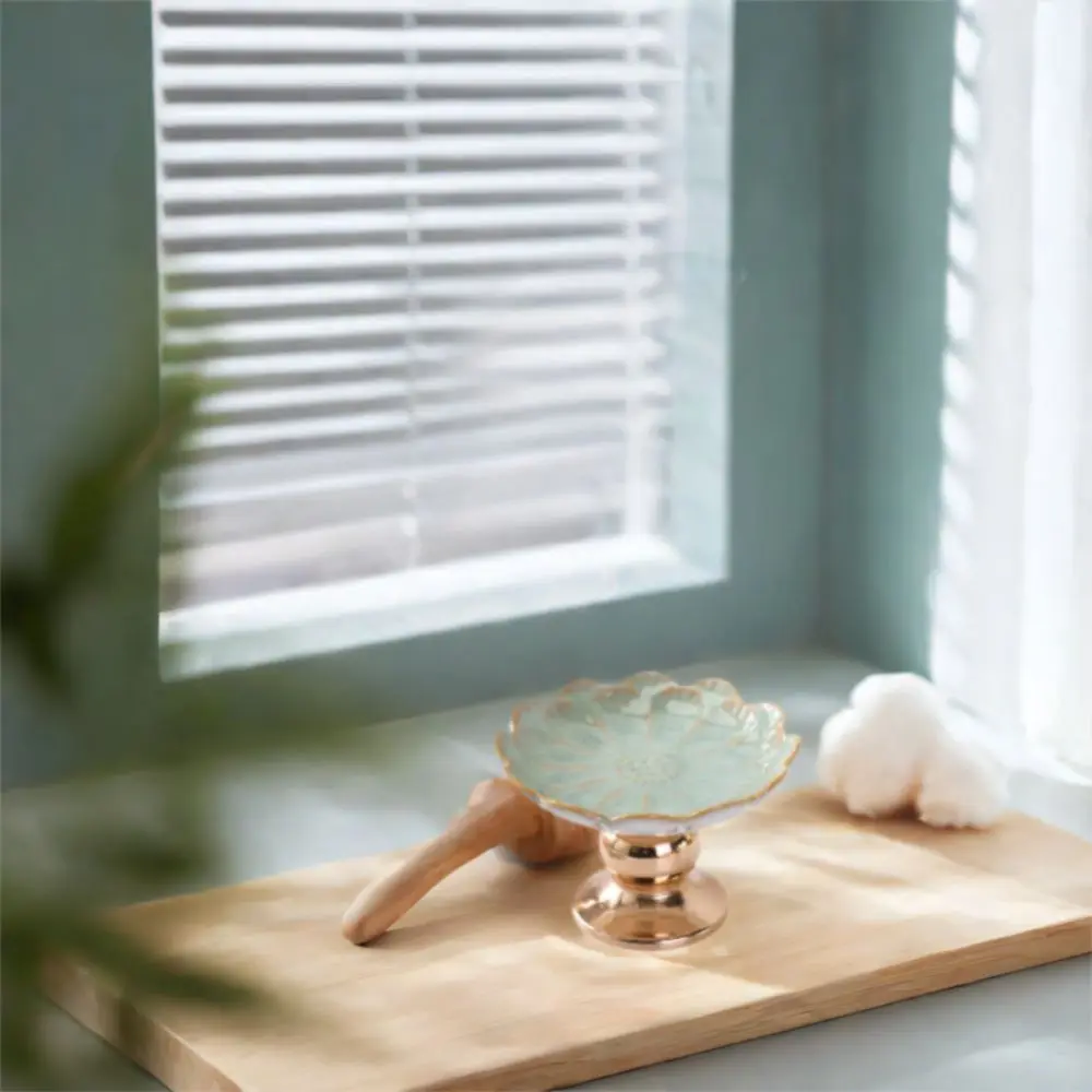 

Home Decoration European Style Ceramics Candle Stand Exquisite Romantic Candle Holder Light Luxury Candlestick Office