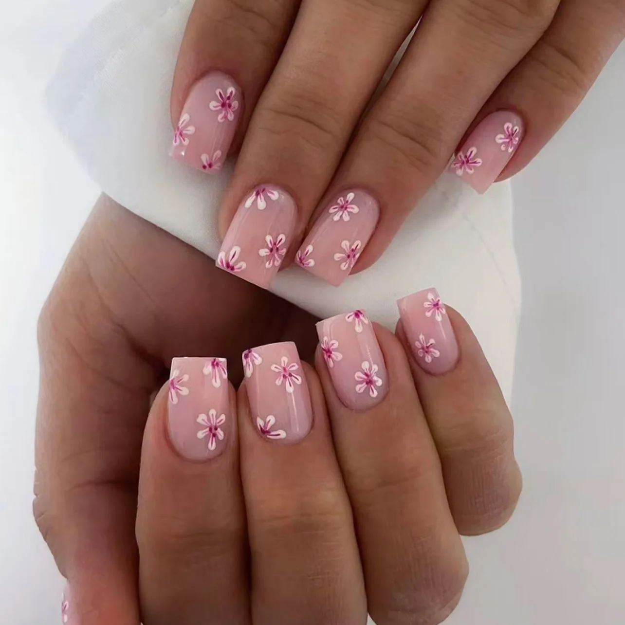

24Pcs Simple Pink Flower Fake Nail with Square Head Design Short Fashion Press on False Nails Wearable Full Cover Nail Art Tips
