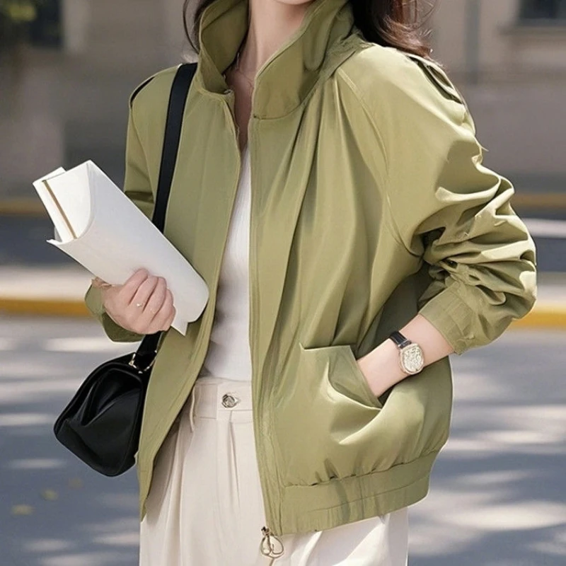 

Женская повседневная куртка свободного кроя с воротником-стойкой на молнии и карманами для весенней и осенней верхней одежды