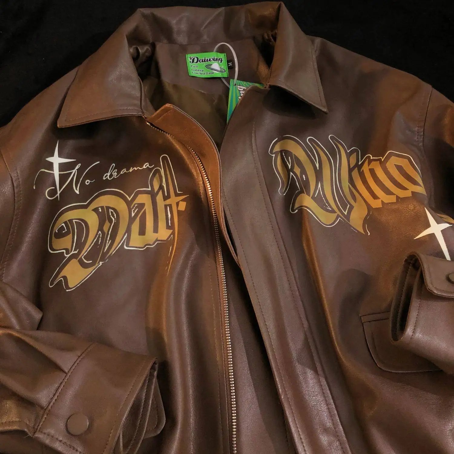 سترة جلدية صناعية نسائية جديدة للربيع والخريف بأسلوب أمريكي، ذات ياقة مقلوبة وطباعة حروف، بلون القهوة، فضفاضة وغير رسمية