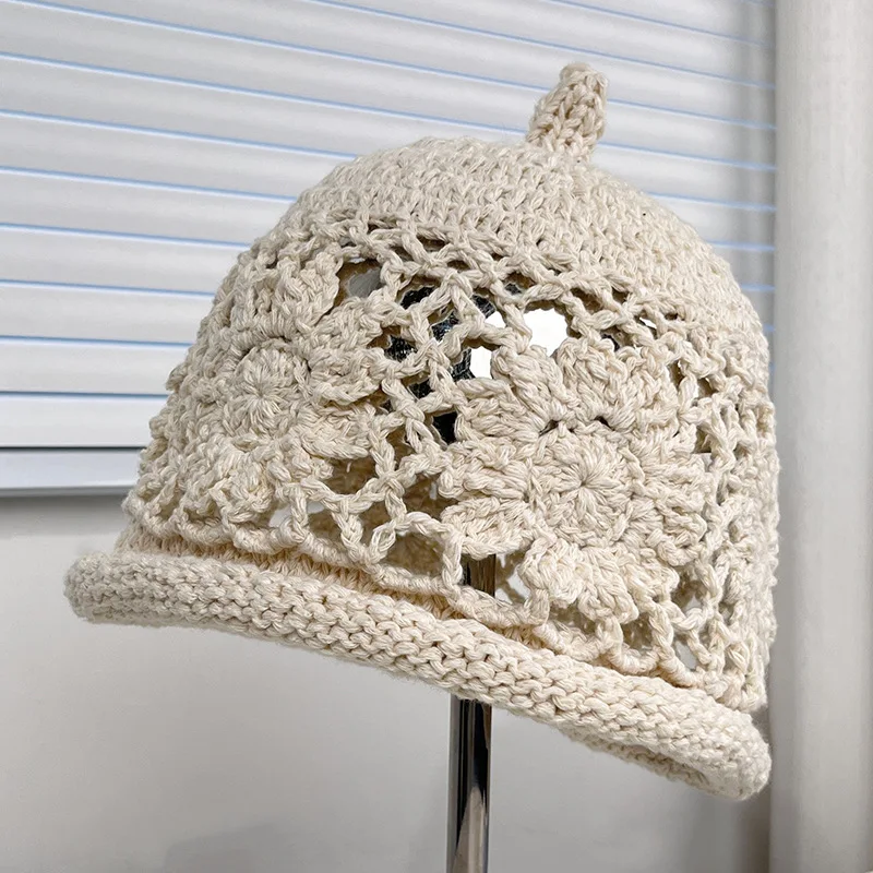 Neue handgemachte Häkelmütze mit hohlen Blumenmustern für Damen, atmungsaktive und vielseitige künstlerische Beanie-Mütze für den Herbst. – Detail 11