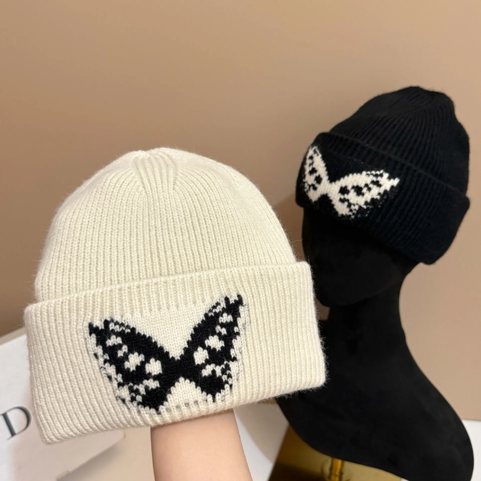 ​Designer Embroidered Bow Knit Cap Winter Warm Ear Protection Light Luxury Beanie Outdoor Balaclava Cold Hat Women Premium