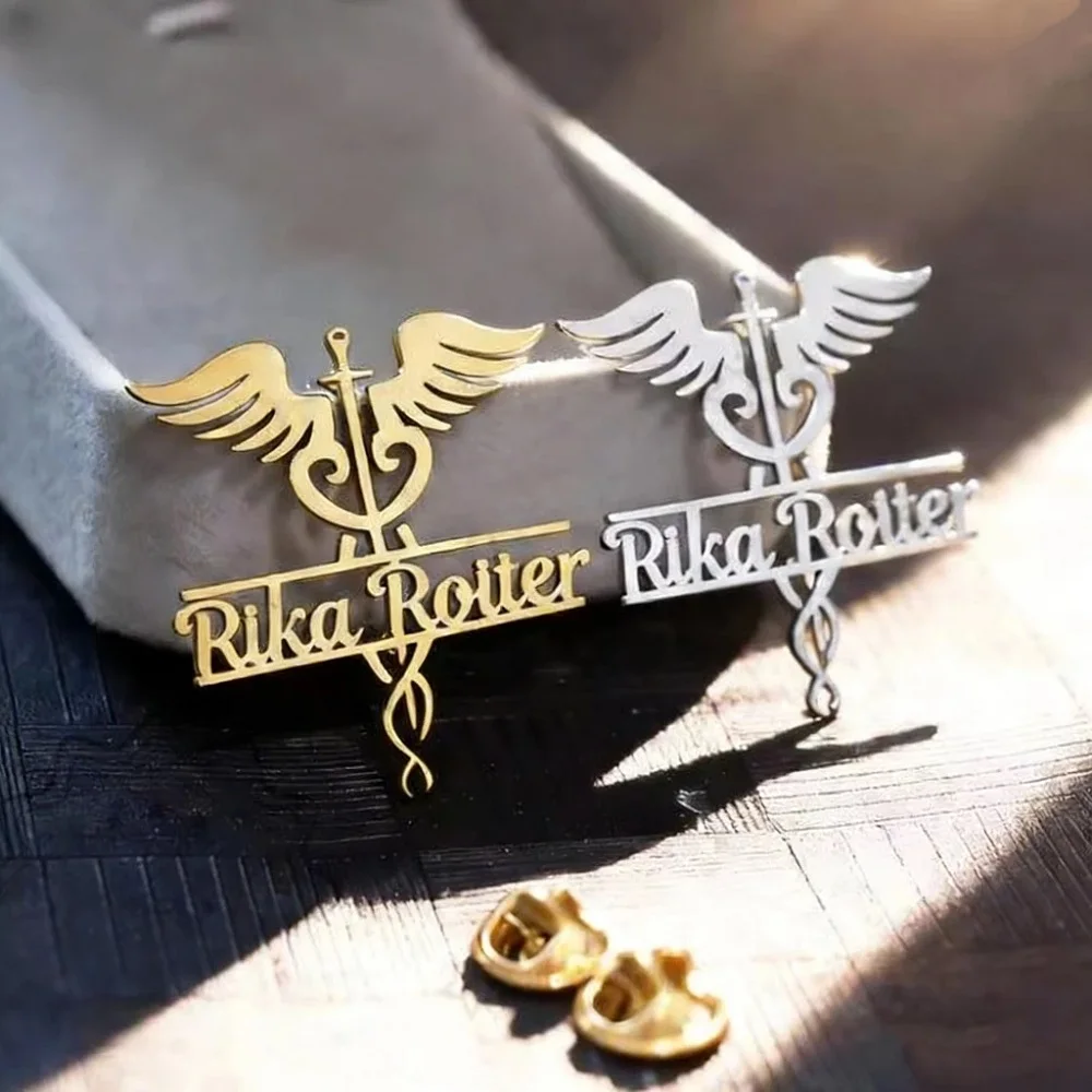 Sipuris Caduceus Personalisierte Namensbrosche aus Edelstahl, personalisierte Namensschild-Brosche für Krankenschwestern und Ärzte, modischer Schmuck, Geschenke – Detail 8