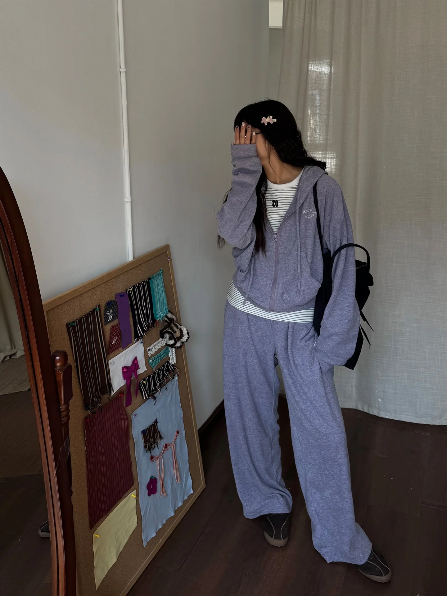 

Комплект NIDEBLACK в корейском стиле: мягкий повседневный женский костюм для весны – универсальный кардиган с капюшоном и свободные длинные брюки (комплект из двух предметов)