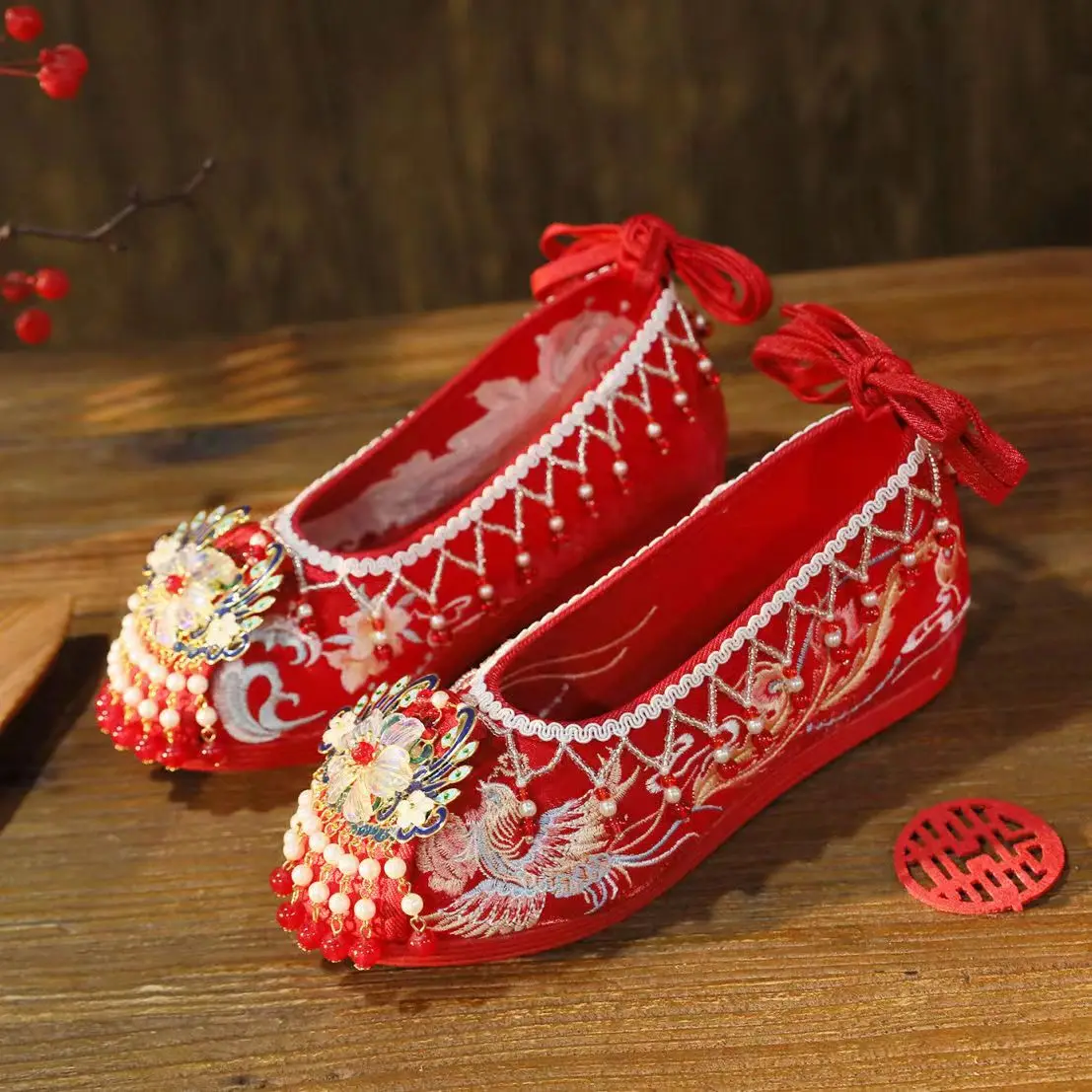 Nuove scarpe da sposa rosse retrò da donna scarpe di tela ricamate con nappe in stile cinese scarpe Hanfu di grandi dimensioni con lacci poco