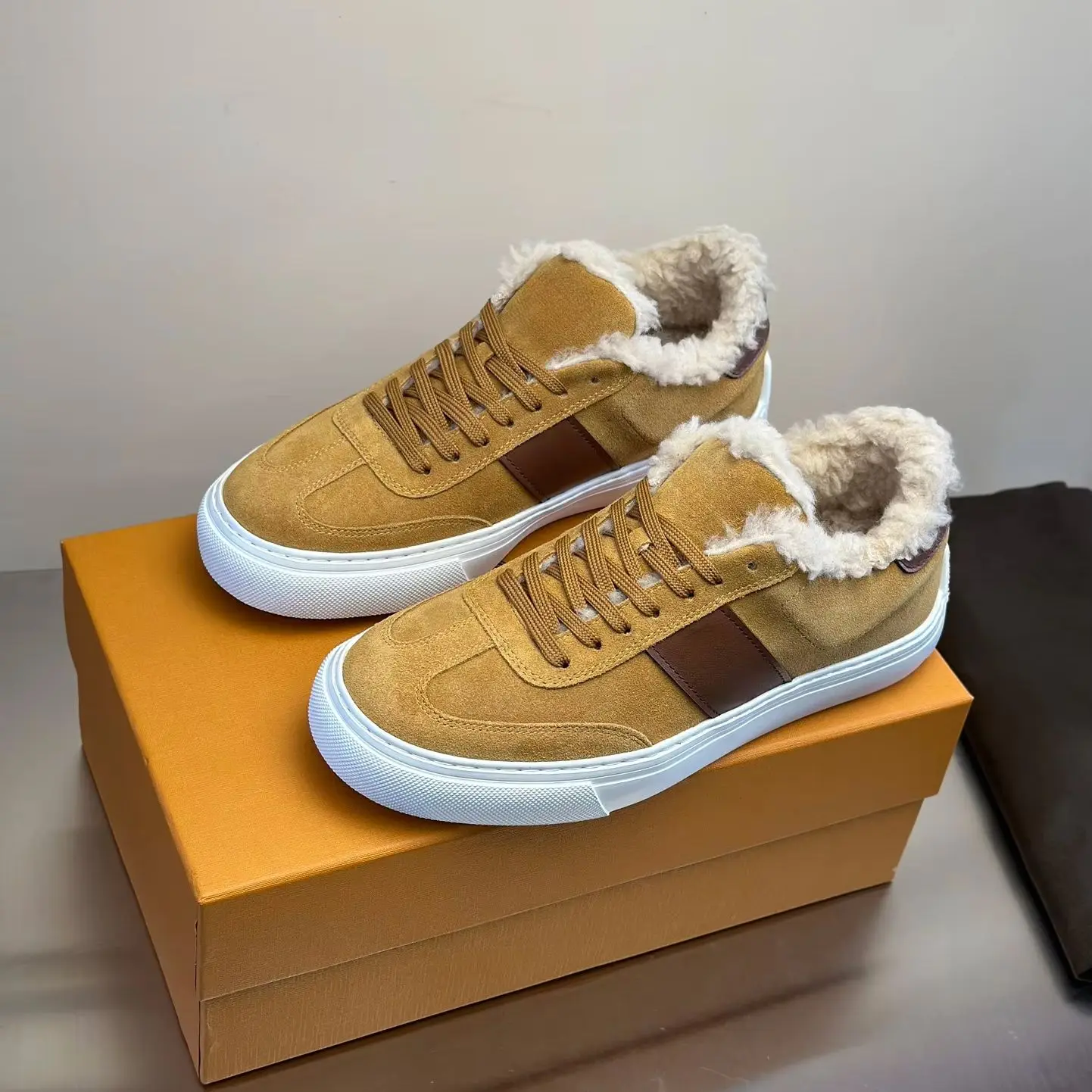 

2025 new fashionable casual shoes, smooth leather, classic sports style