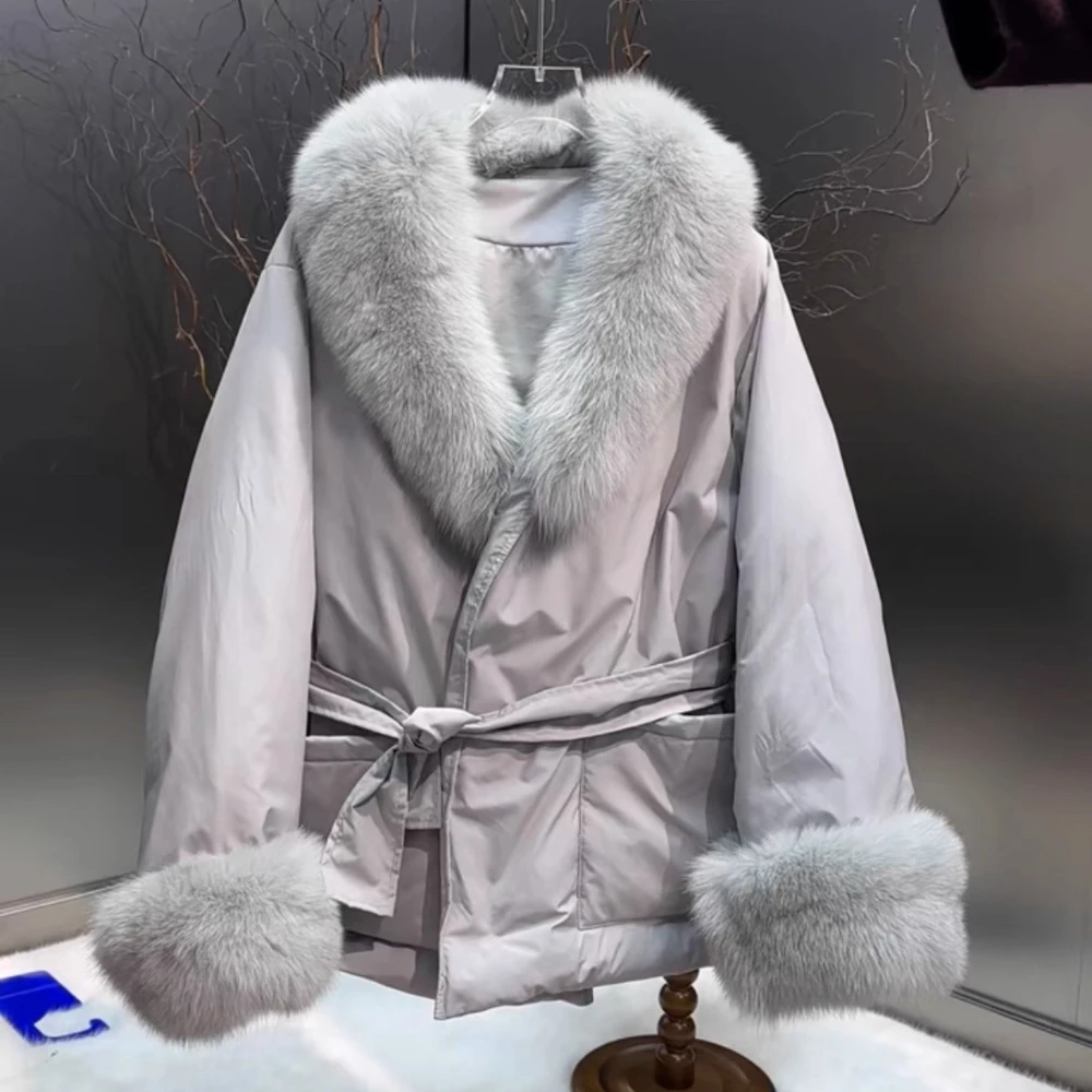 سترة نسائية شتوية لعام 2025 بياقة من فرو الثعلب الحقيقي مع رباط من الفرو الطبيعي ملابس خارجية فاخرة فضفاضة ودافئة معطف نسائي أبيض من ريش الإوز