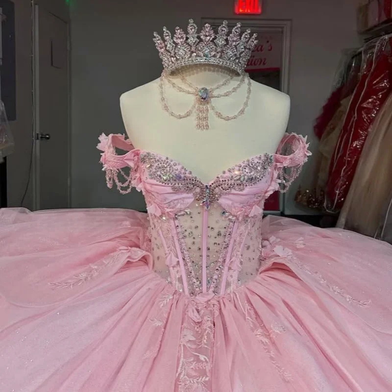 

Светло-розовые платья Quinceanera по индивидуальному заказу с открытыми плечами и аппликацией из кристаллов 3D цветок с бантом и длинным хвостом Vestido 15, Quinceanera