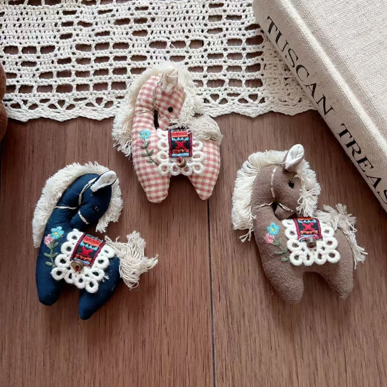Cute Fabric Cartoon Pony Embroidery Stuffed Animal Brooch Pin DIY Handmade for Bag Charm Hat Shoe Decoration High Quality