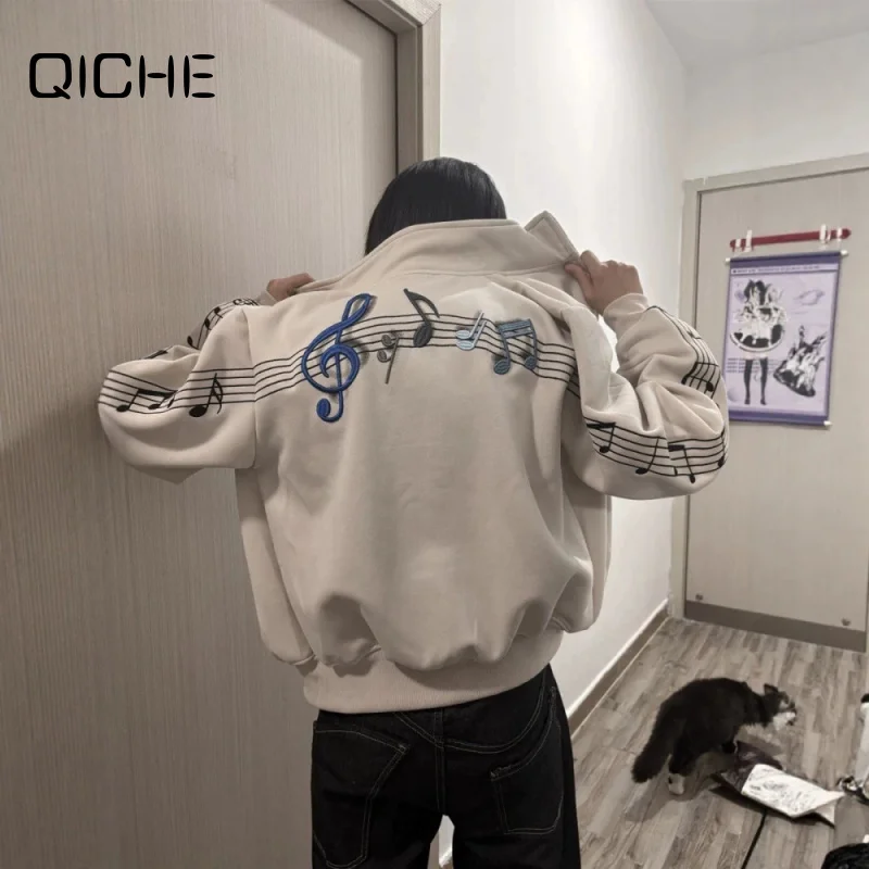 QICHE 2026 Casaco de beisebol com capuz e zíper para mulher, coleção primavera/outono, estilo vintage americano com bordado de notas musicais e gola a