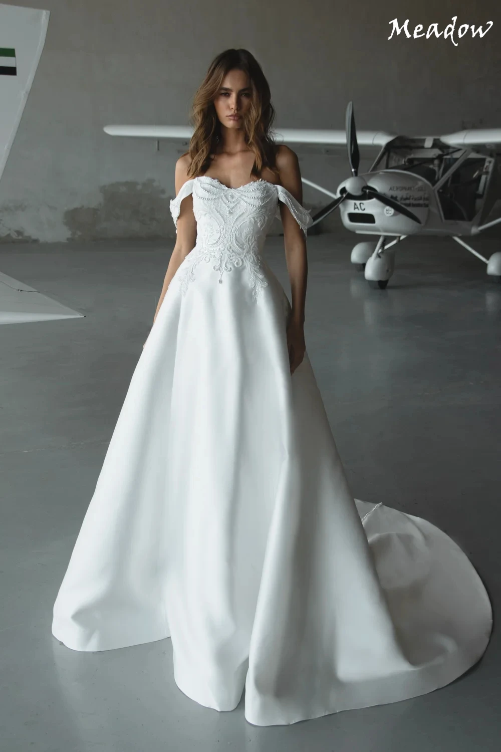 

Customized Romantic White Appliques Wedding Dress Chic Pearls A-Line Sweetheart Robe de mariée Elegant Court Train Bridal Gowns