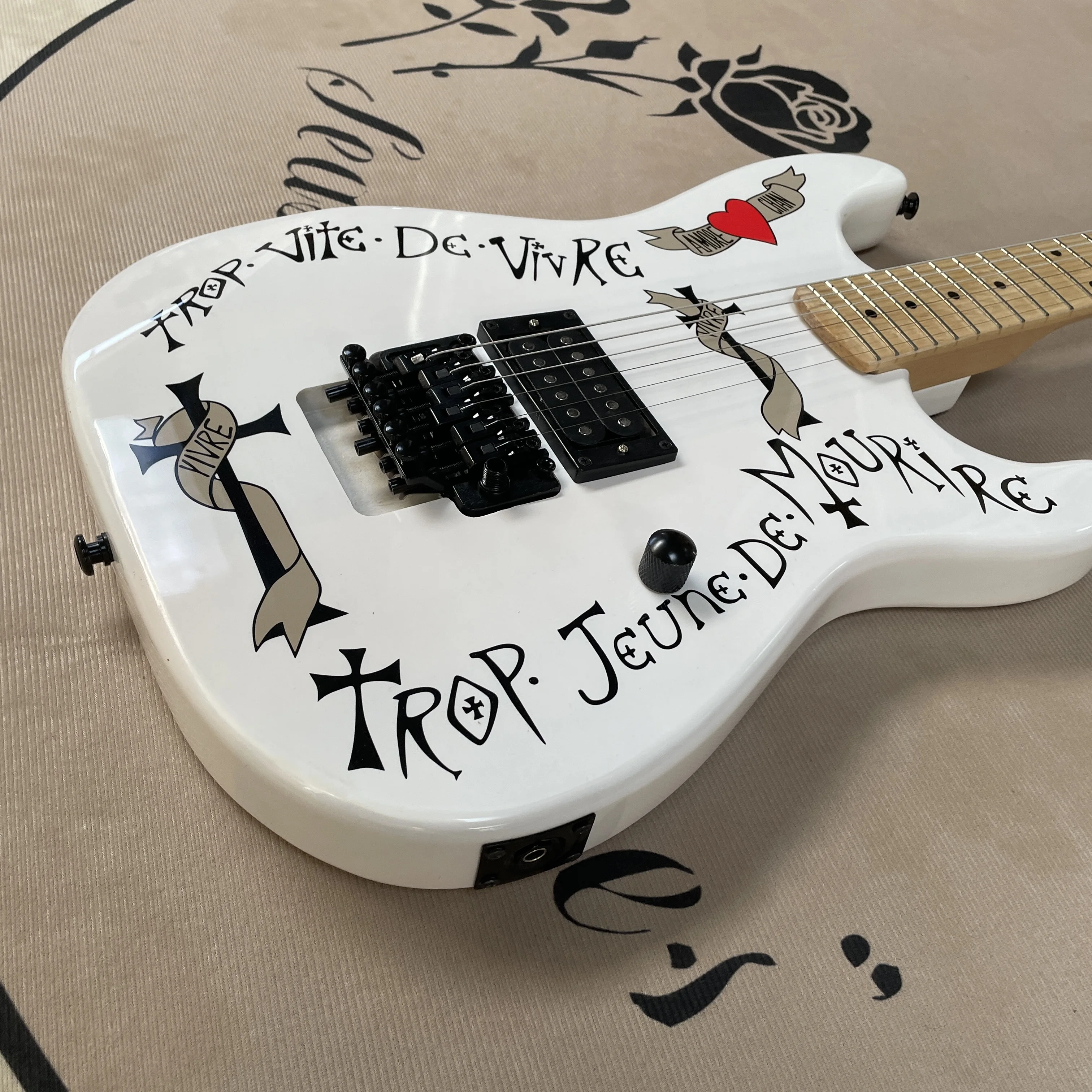 6 Strings White Floyd Electric Guitar with Maple Fretboard,22 Frets guitars balck hardware guitarra view 3