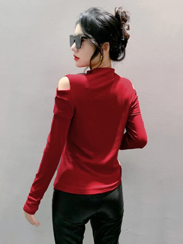 Elegancki, długi, dopasowany T-shirt damski z wysokim kołnierzem, odkryte ramiona, idealny na zimę.