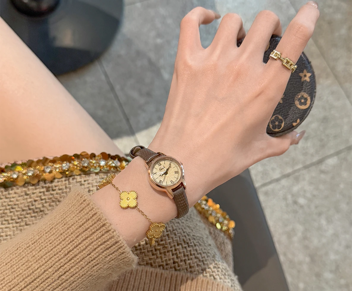 

Women's watch small and exquisite brown retro simple temperament high-end leather belt 2025 new women's watch ladies accessories