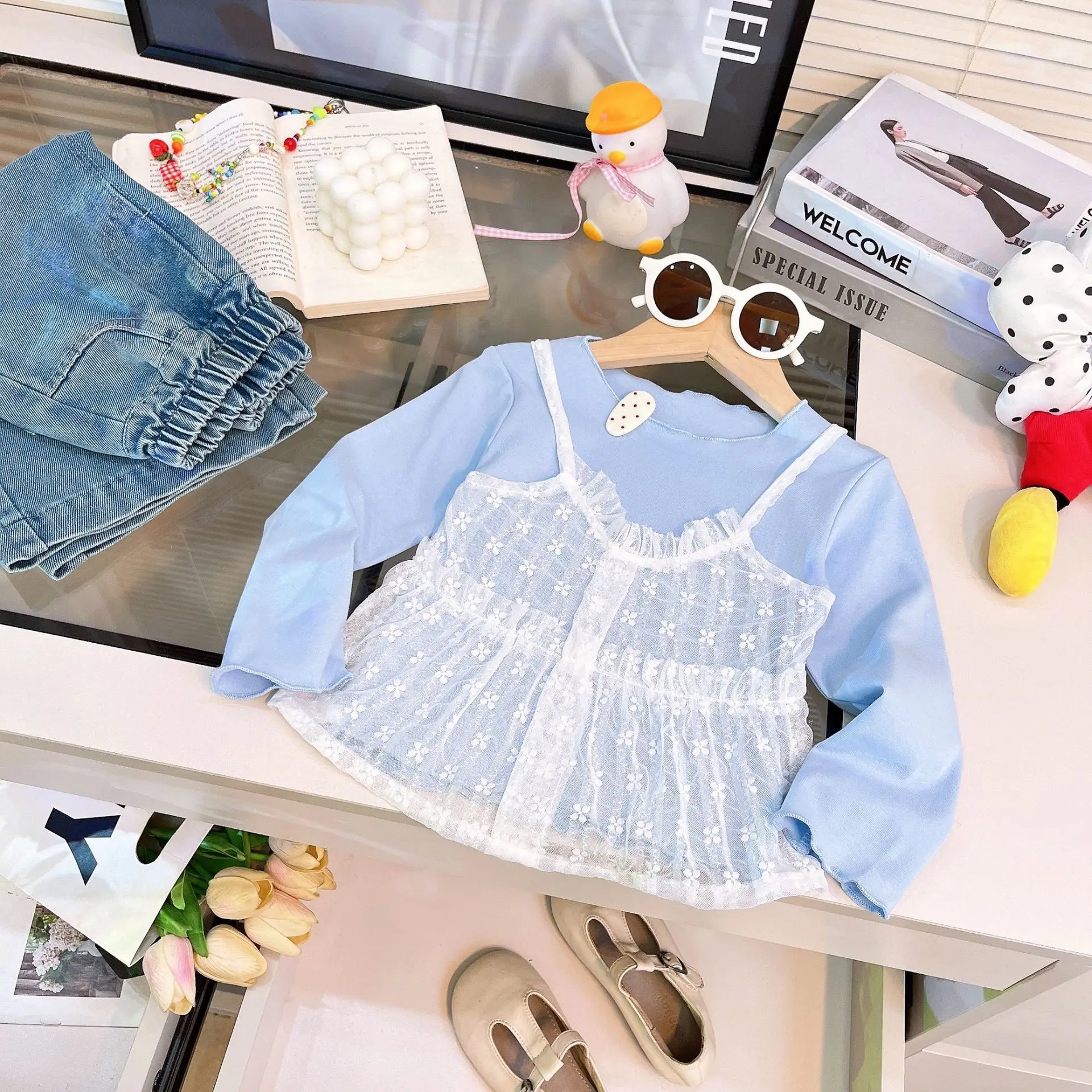 Mädchen-Set aus Spitzen-Top mit Lagenoptik und Jeans – 2-teiliges Freizeitoutfit mit Rüschendetail, Kinderkleidung im koreanischen Stil für Mädchen – Detail 2