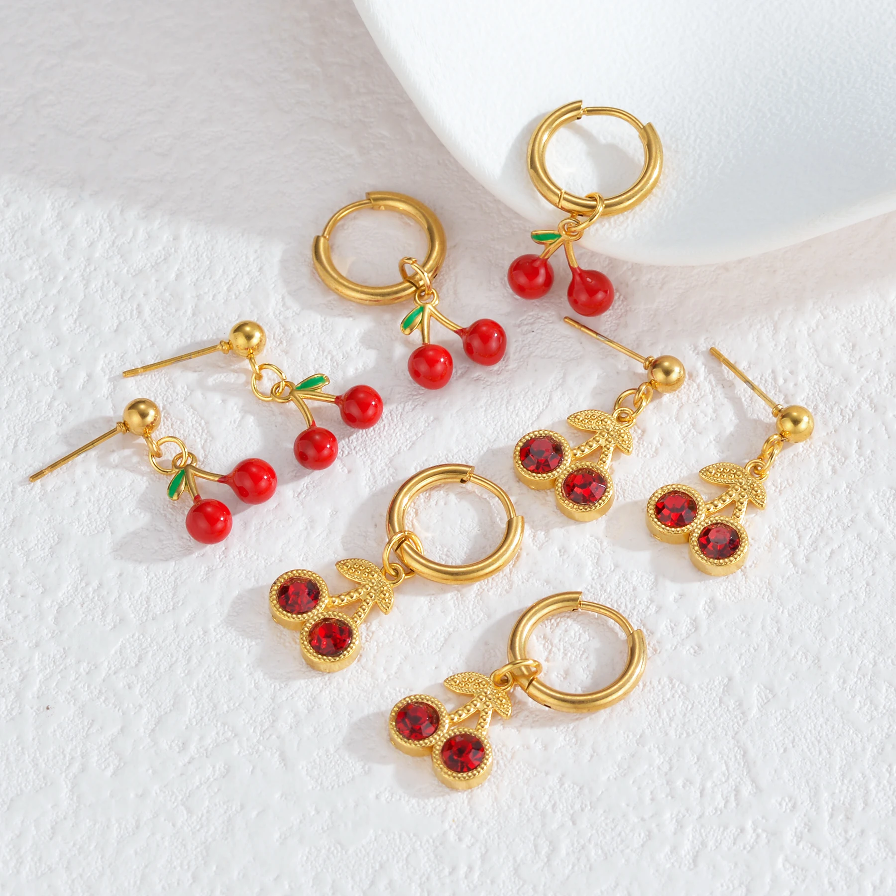 Pendientes simples de cereza roja con diseño de aceite de goteo de circón, joyería para fiesta y boda de acero inoxidable chapada en oro resistente al agua, regalos para mujer