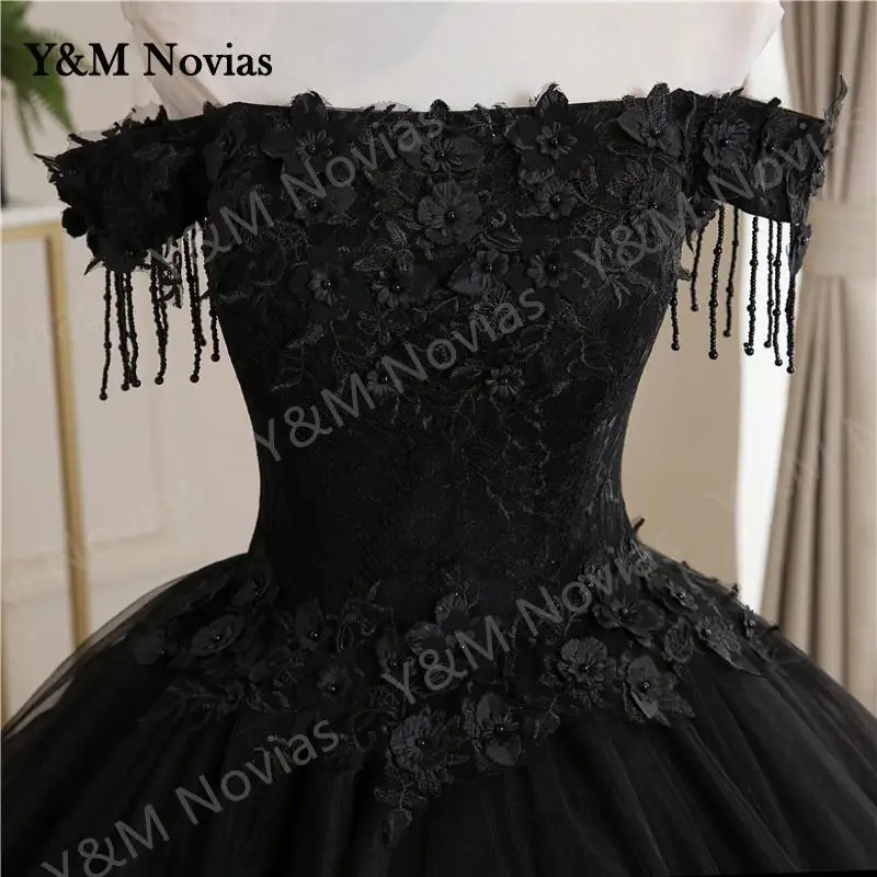 Nuovo Off The Shoulder abiti Quinceanera neri abito da ballo da ballo classico pizzo ricamo perline Plus size abiti da 15 anni