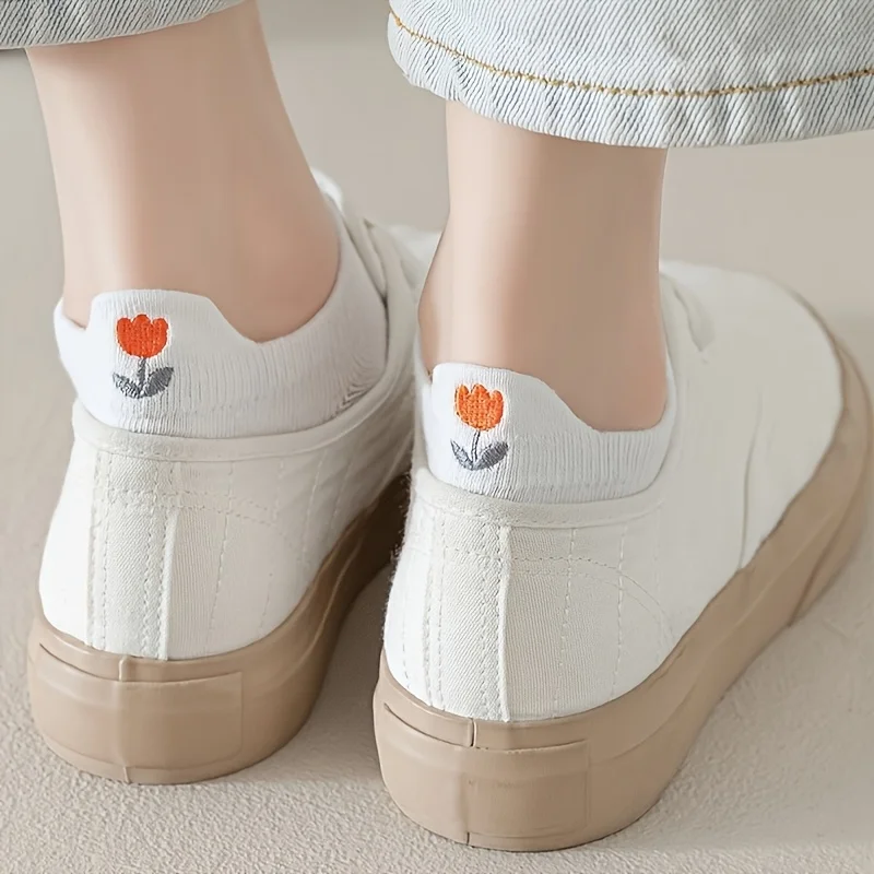 5 Pairs Of Women's White Socks, Sweet And Cute Bow/Bee/Flower/Crown/Flower Embroidery Craftsmanship, Ear Lifting Short Socks
