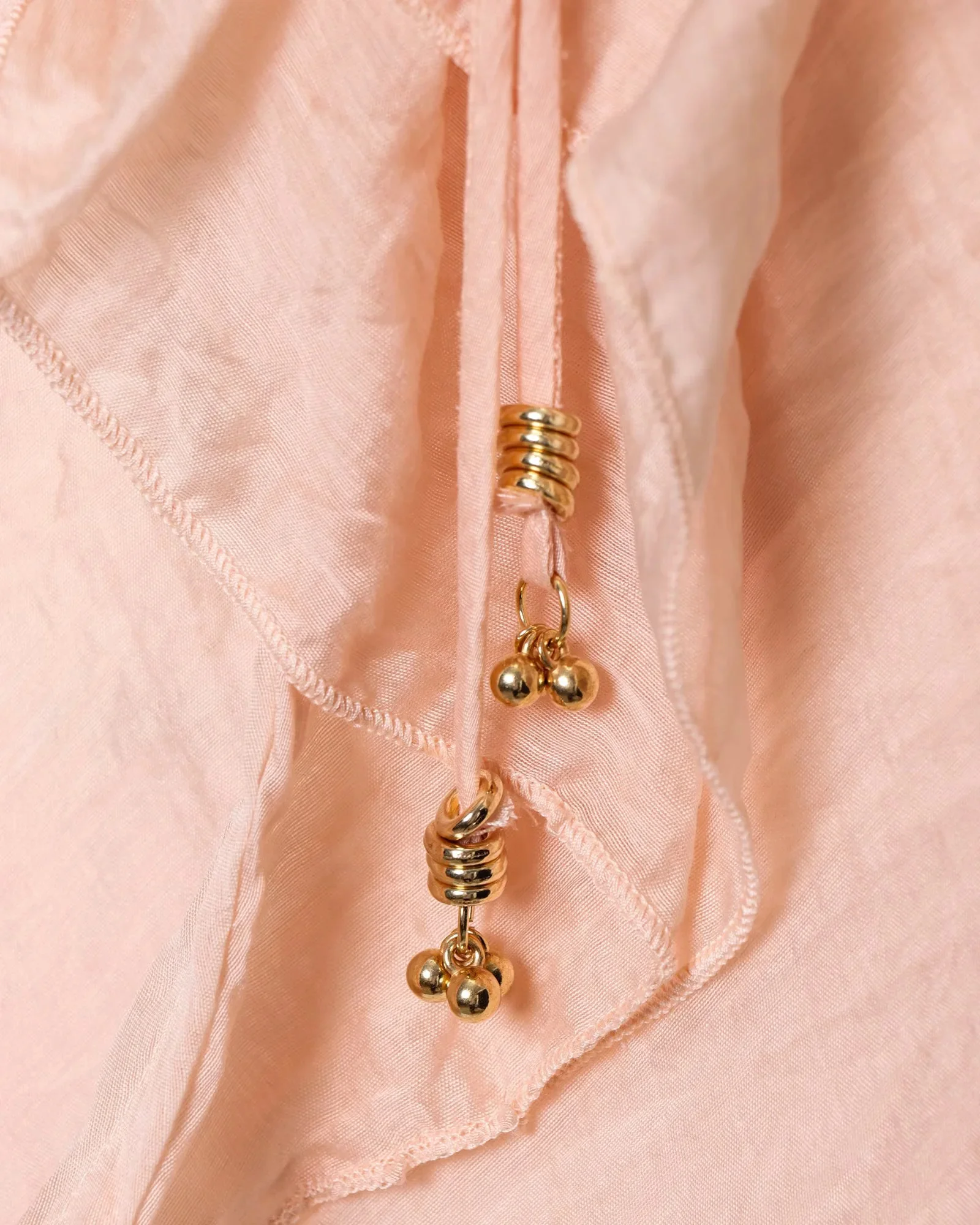 콘달라 2025 가을 겨울 비치 스타일 티어드 여성 드레스 패션 우아한 스트레이트 비딩 V넥 민소매 시크 캐미 드레스