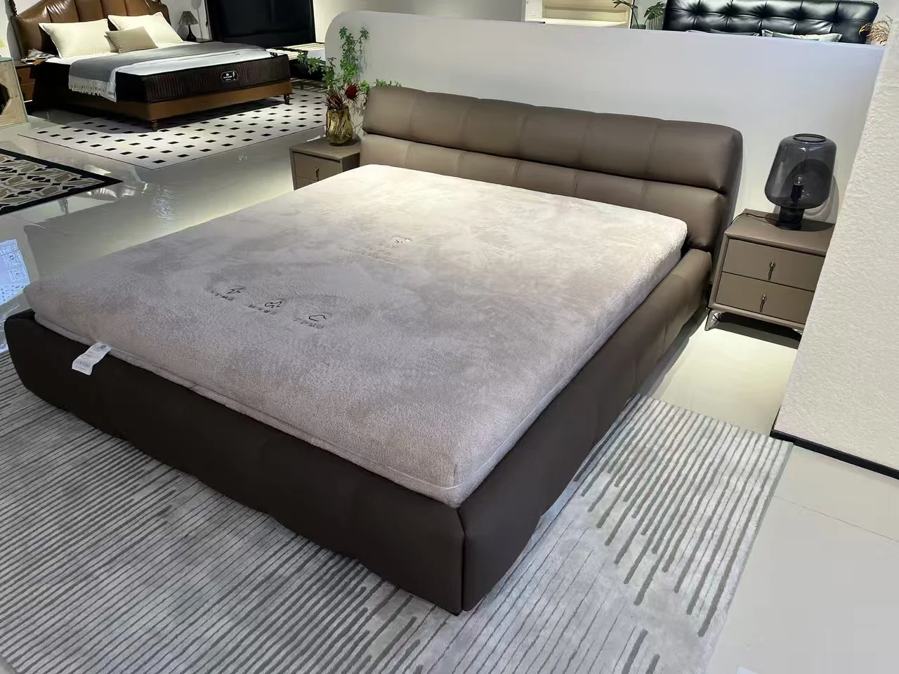 *&Italian King Size Hotel Use Modern High Quality Soft Double Wedding Up-holstered Bed Leather Pine Frame Bed