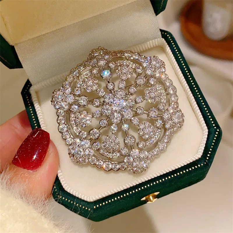 CC Shining Brooch White zirconia Snowflake Shape Sweater Pins Super Flash Corsage Suit Pin Badges Christmas Gifts Charming B43