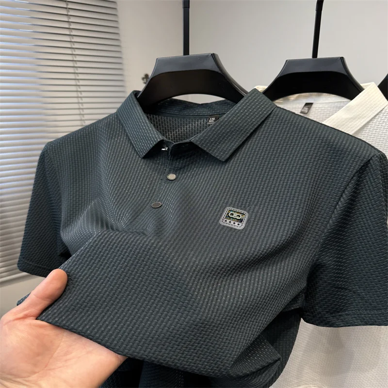 

Летняя мужская рельефная рубашка-поло с короткими рукавами, качественная эластичная, дышащая, быстросохнущая и удобная верхняя часть.