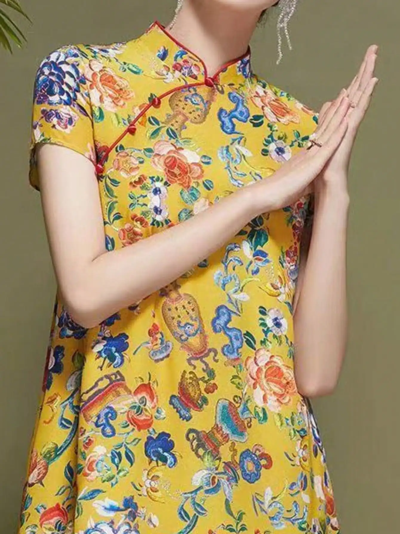 

Желтое платье свободного кроя в стиле чонсам с цветочным принтом и воротником-стойкой