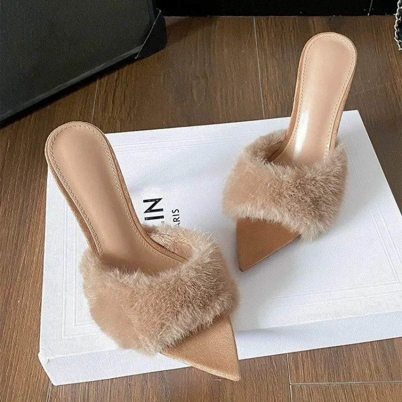 2026 Premium Plus Size Kunstfell-Mules mit Absatz, spitzer Zehenpartie und dünnem Absatz, elegante Slip-On-Sandalen für Winterpartys und den Alltag.