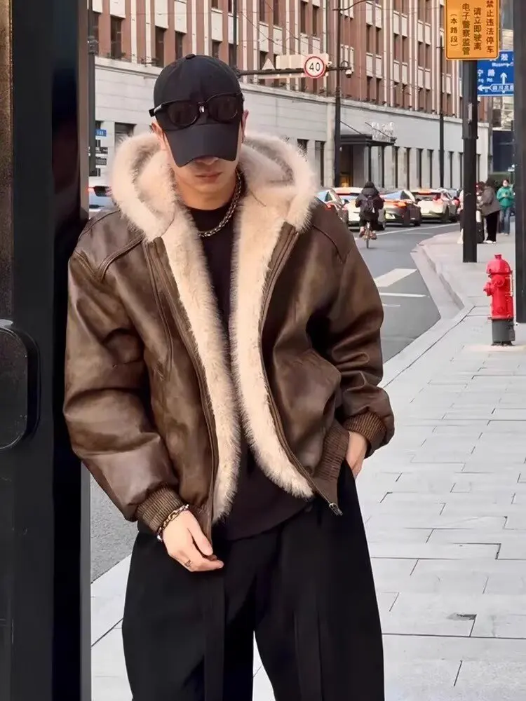 

Теплая куртка из искусственной кожи с капюшоном, хлопковая одежда, мужская новинка 2025 года, зимнее бархатное утепленное меховое интегрированное модное пальто High Street
