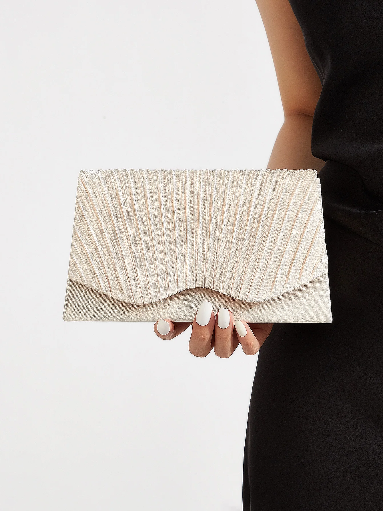 

Fashionable and luxurious clutch bag suitable for girls, women, office staff, etc. to match with skirts, dresses and cheongsams.