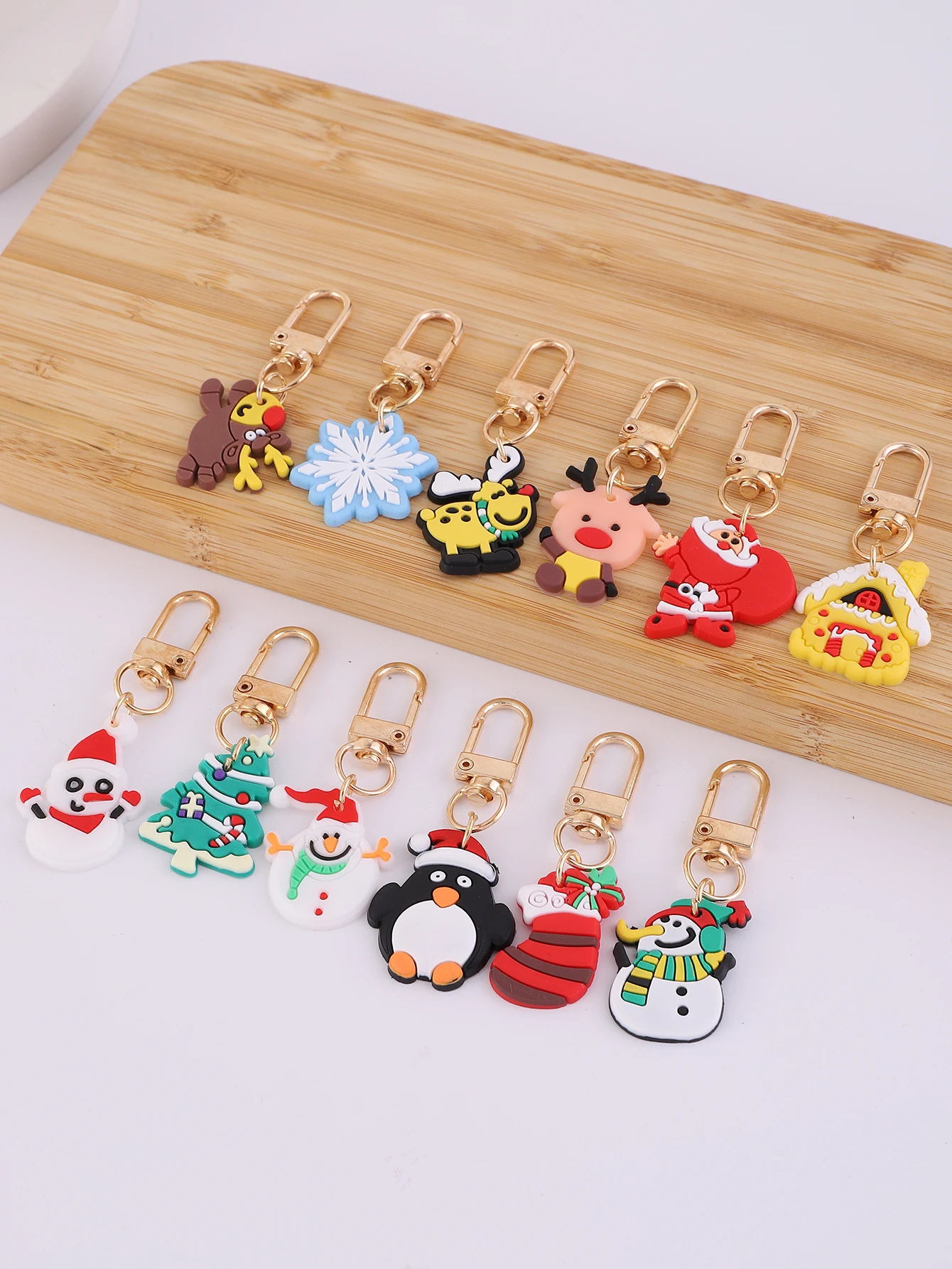 12 Stück PVC-Weihnachts-Schlüsselanhänger, Taschenanhänger, geeignet für Weihnachtsferien, kleine Geschenke, Geschenke für die Schulanfangssaison – Detail 1