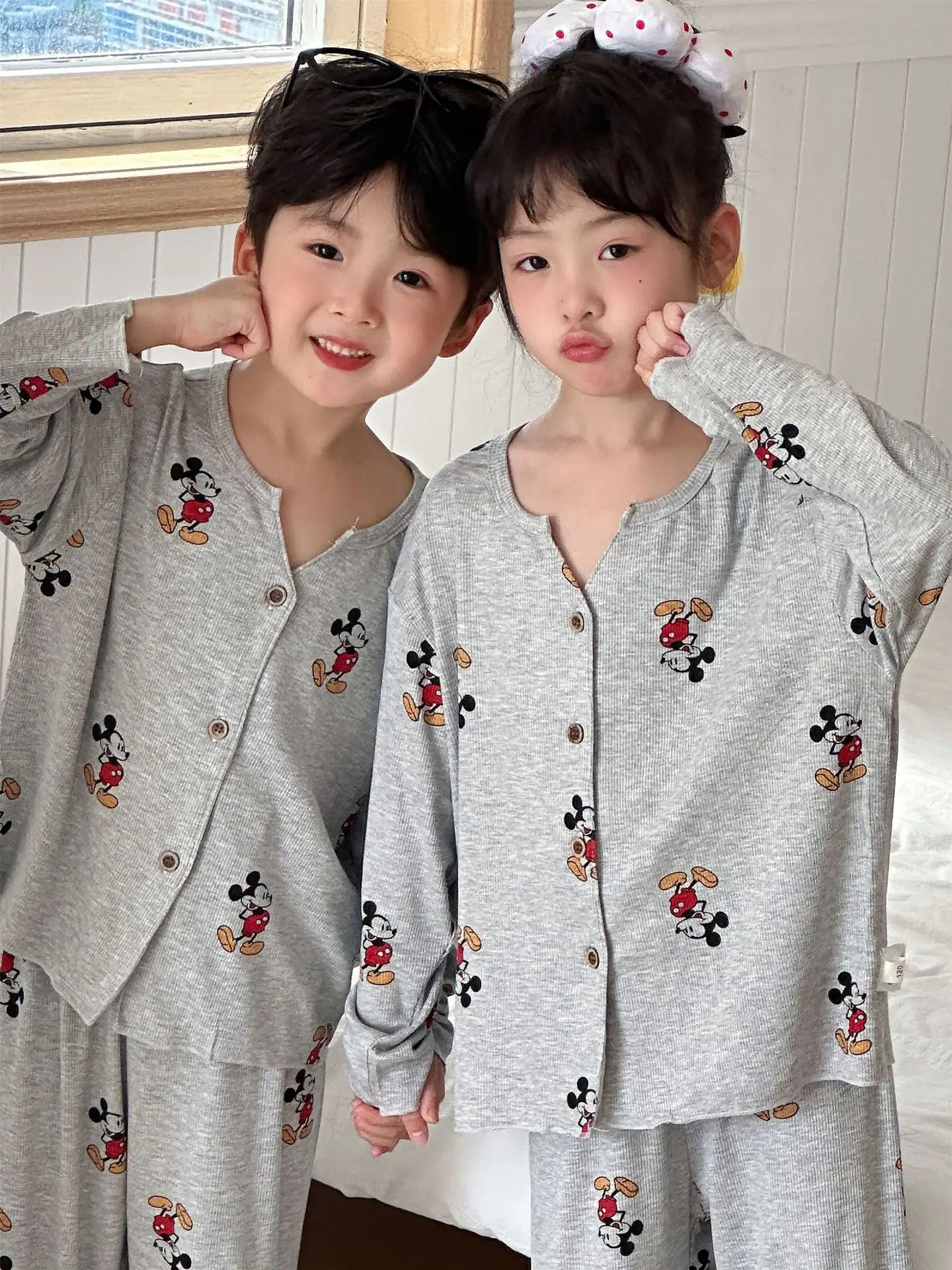 

Детские пижамы с принтом Микки Мауса для мальчиков и девочек, с длинными рукавами и шортами, весна-осень, домашняя одежда, летний комплект из двух предметов